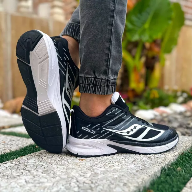 کتانی مردانه  Saucony مشکی کد 25834